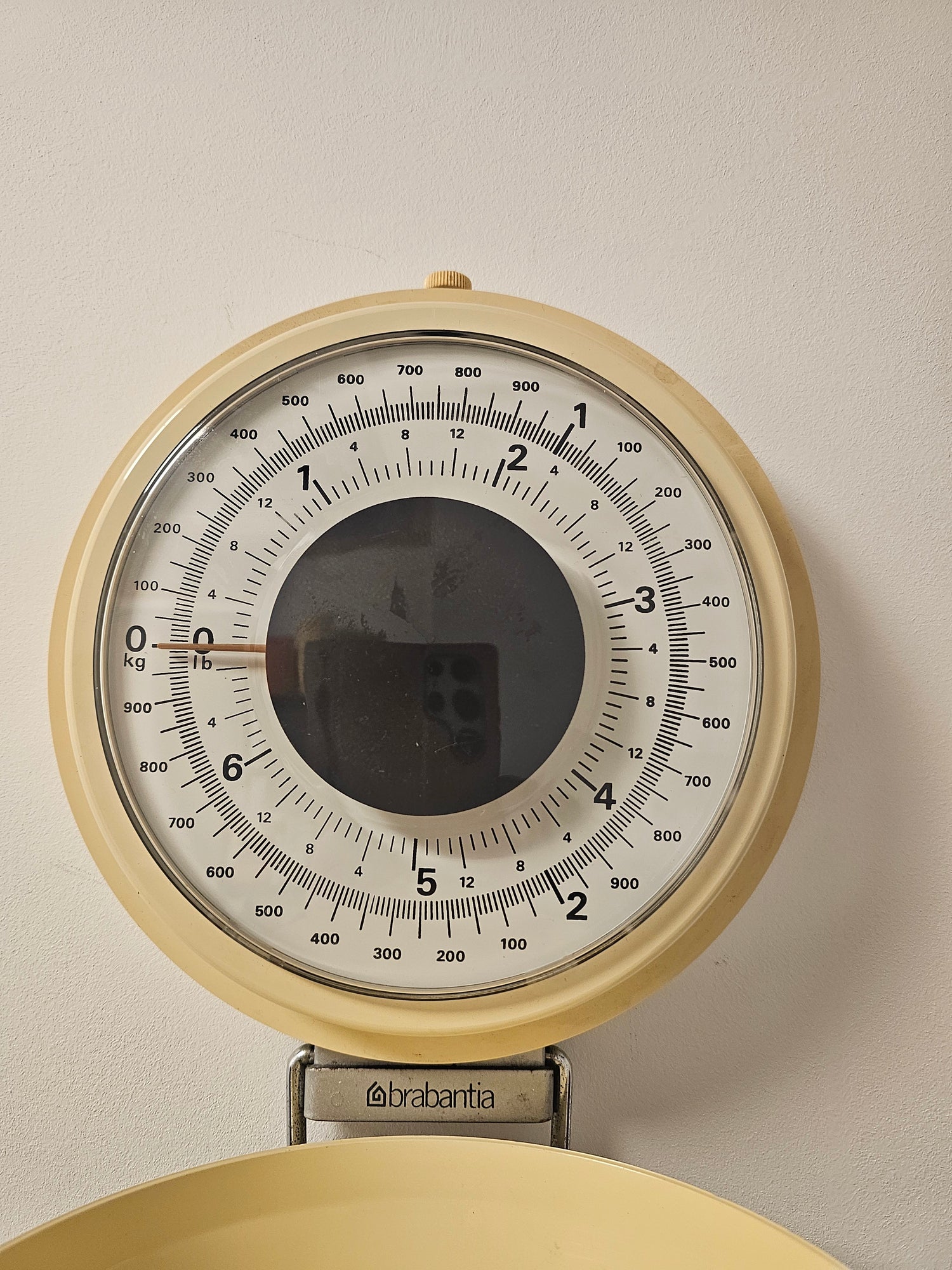 Brabantia keukenweegschaal wandmodel zachtgeel jaren ’70