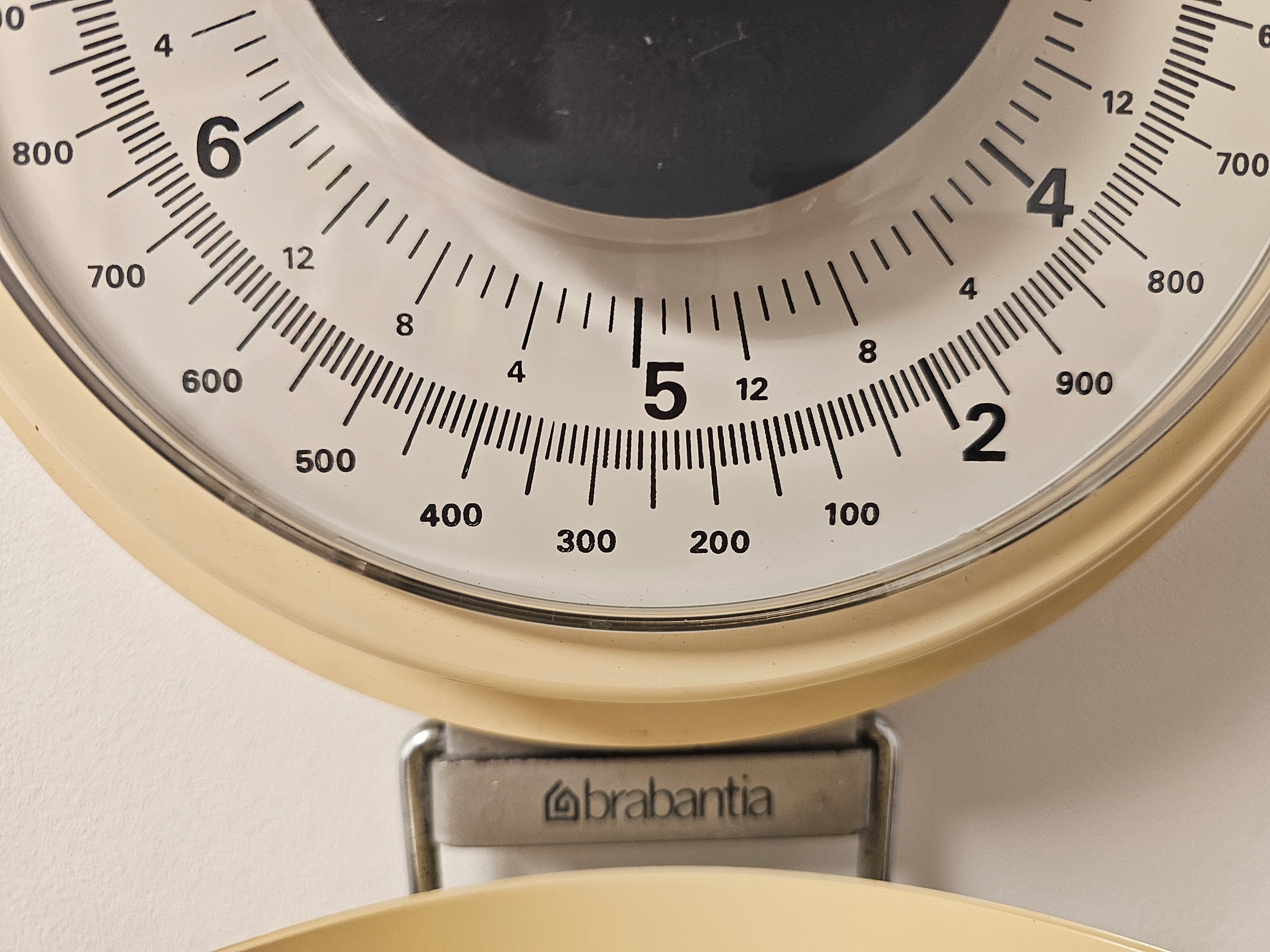 Brabantia keukenweegschaal wandmodel zachtgeel jaren ’70