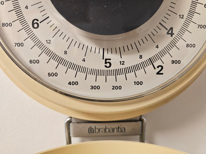 Brabantia keukenweegschaal wandmodel zachtgeel jaren ’70