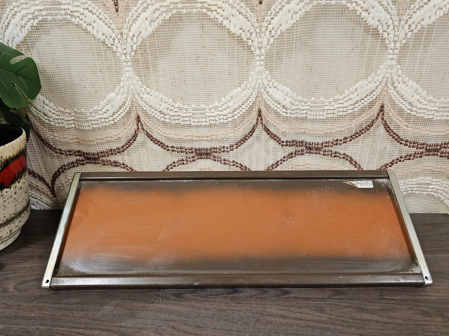 Brabantia wandplanchet jaren ’70  met haakjes en metalen plank