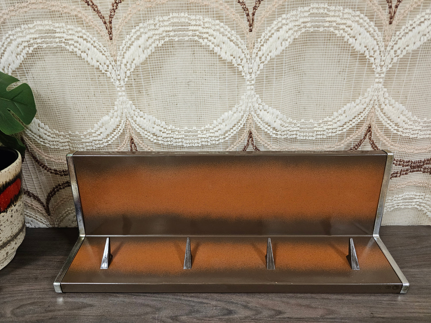 Brabantia wandplanchet jaren ’70  met haakjes en metalen plank