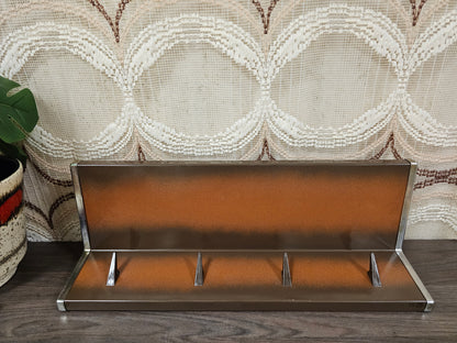 Brabantia wandplanchet jaren ’70  met haakjes en metalen plank