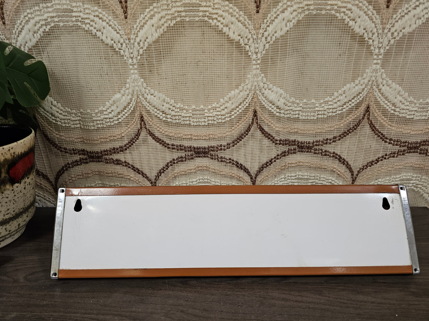 Brabantia wandplanchet jaren ’70  met haakjes en metalen plank