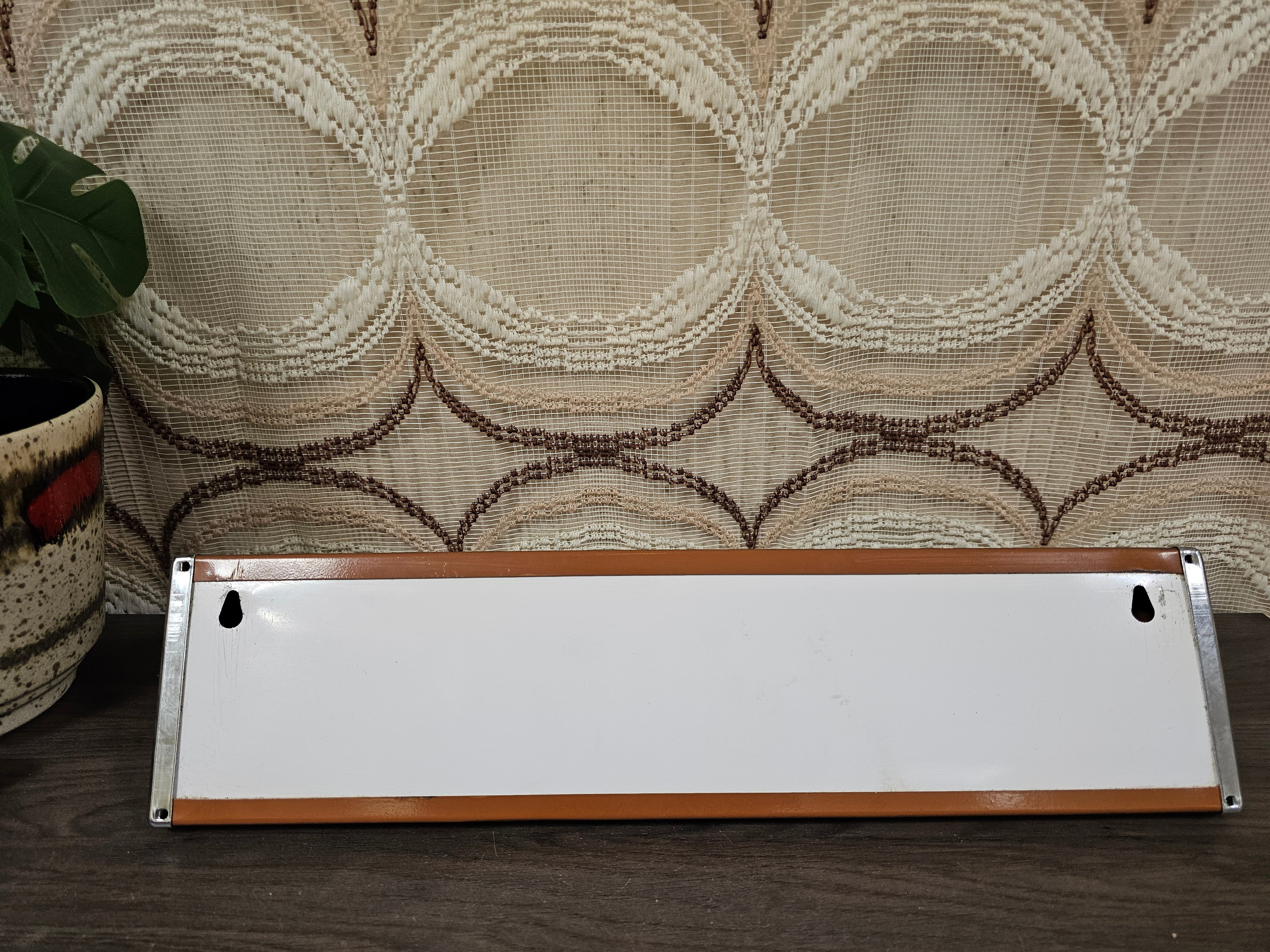 Brabantia wandplanchet jaren ’70  met haakjes en metalen plank