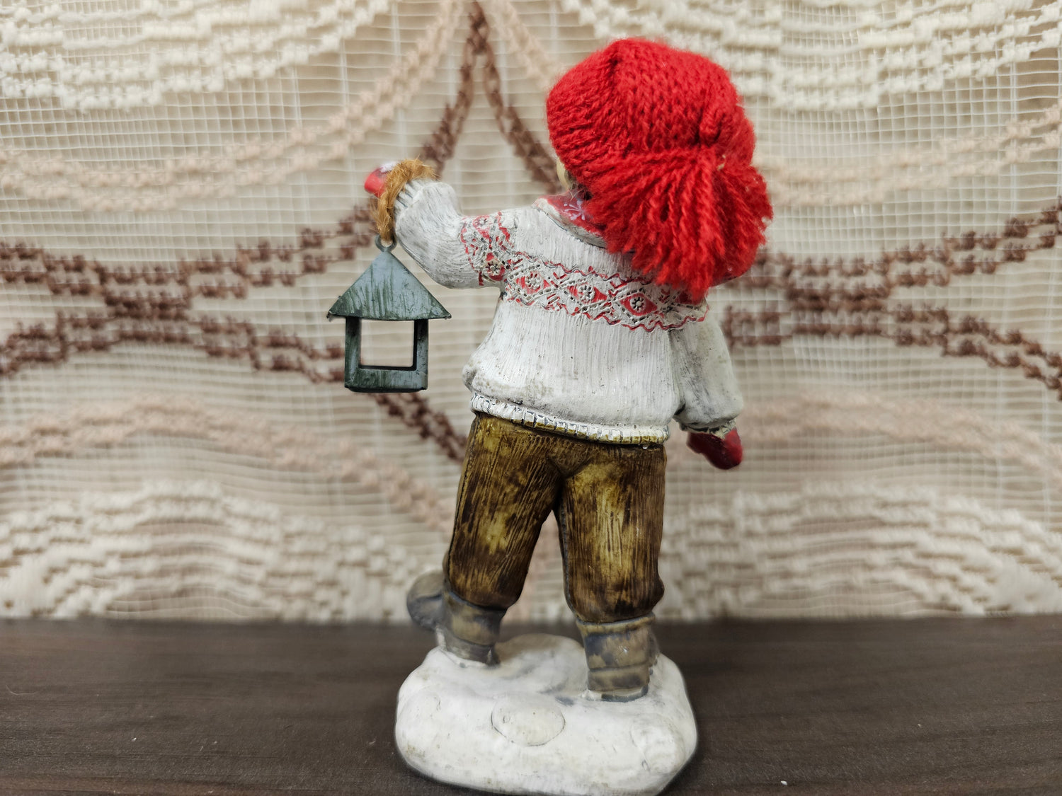 Kerstbeeldje kind met lantaarn – 11,5 cm hoog