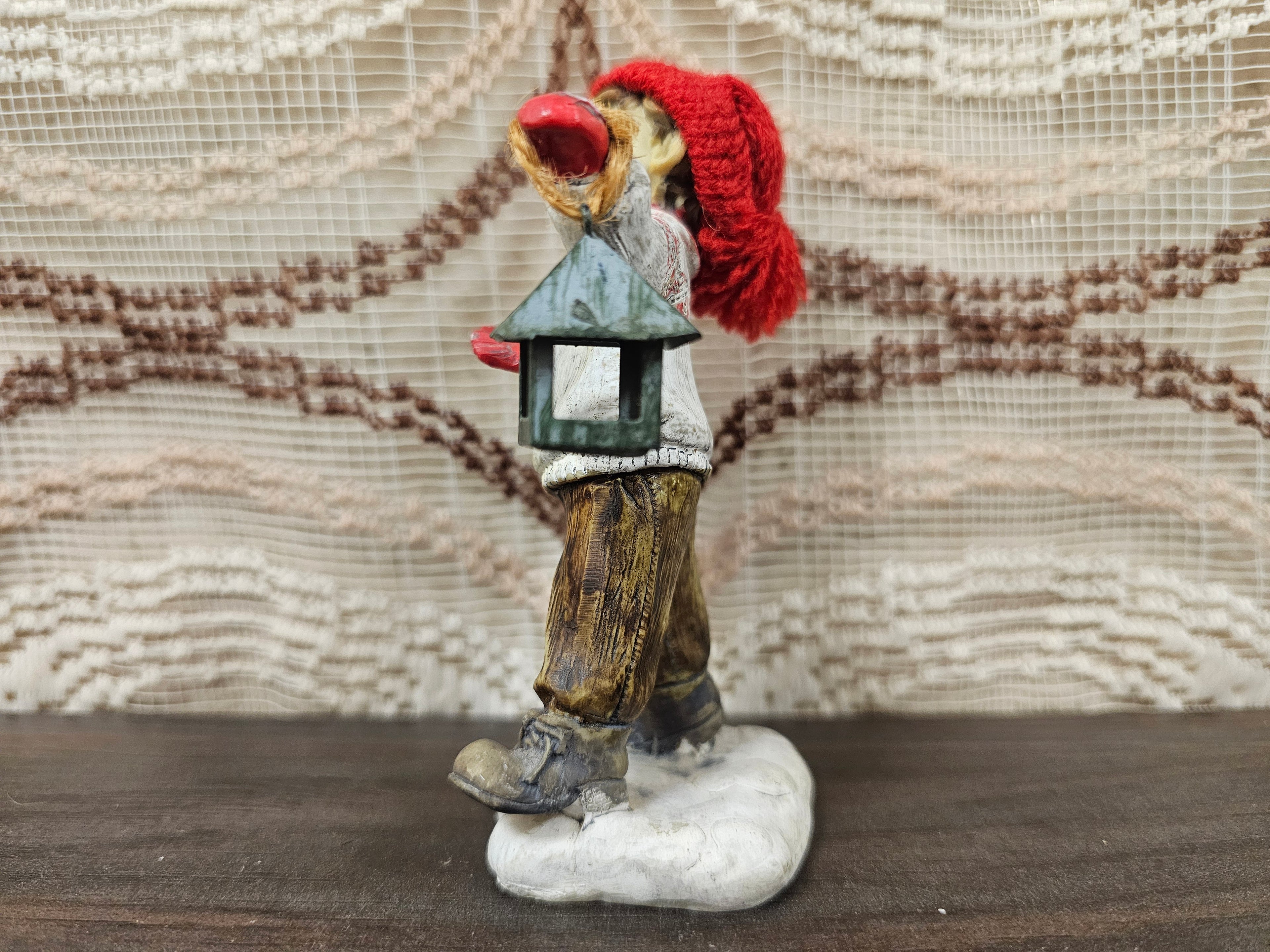 Kerstbeeldje kind met lantaarn – 11,5 cm hoog