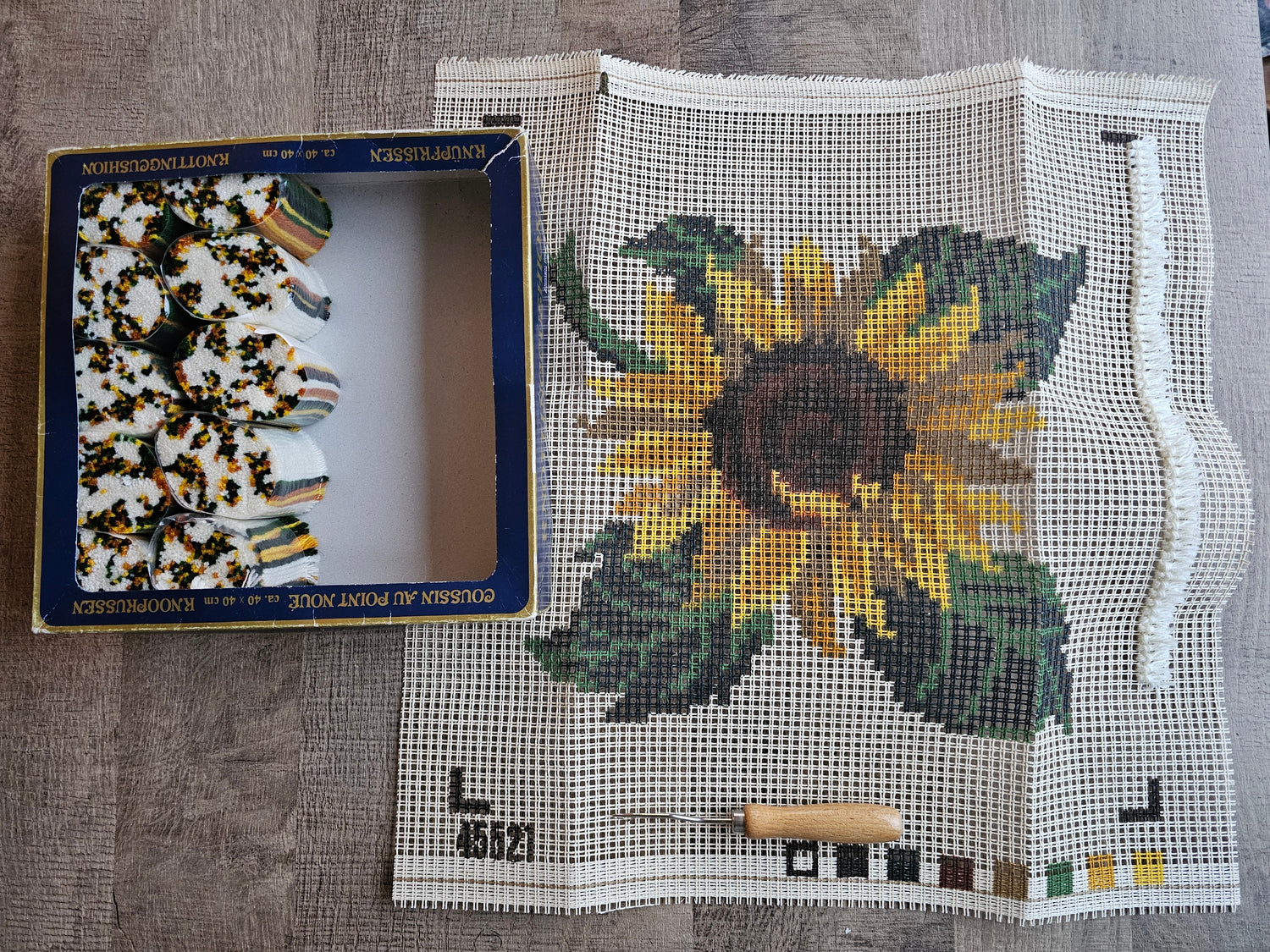 Smyrna knoopkussen zonnebloem wol vintage