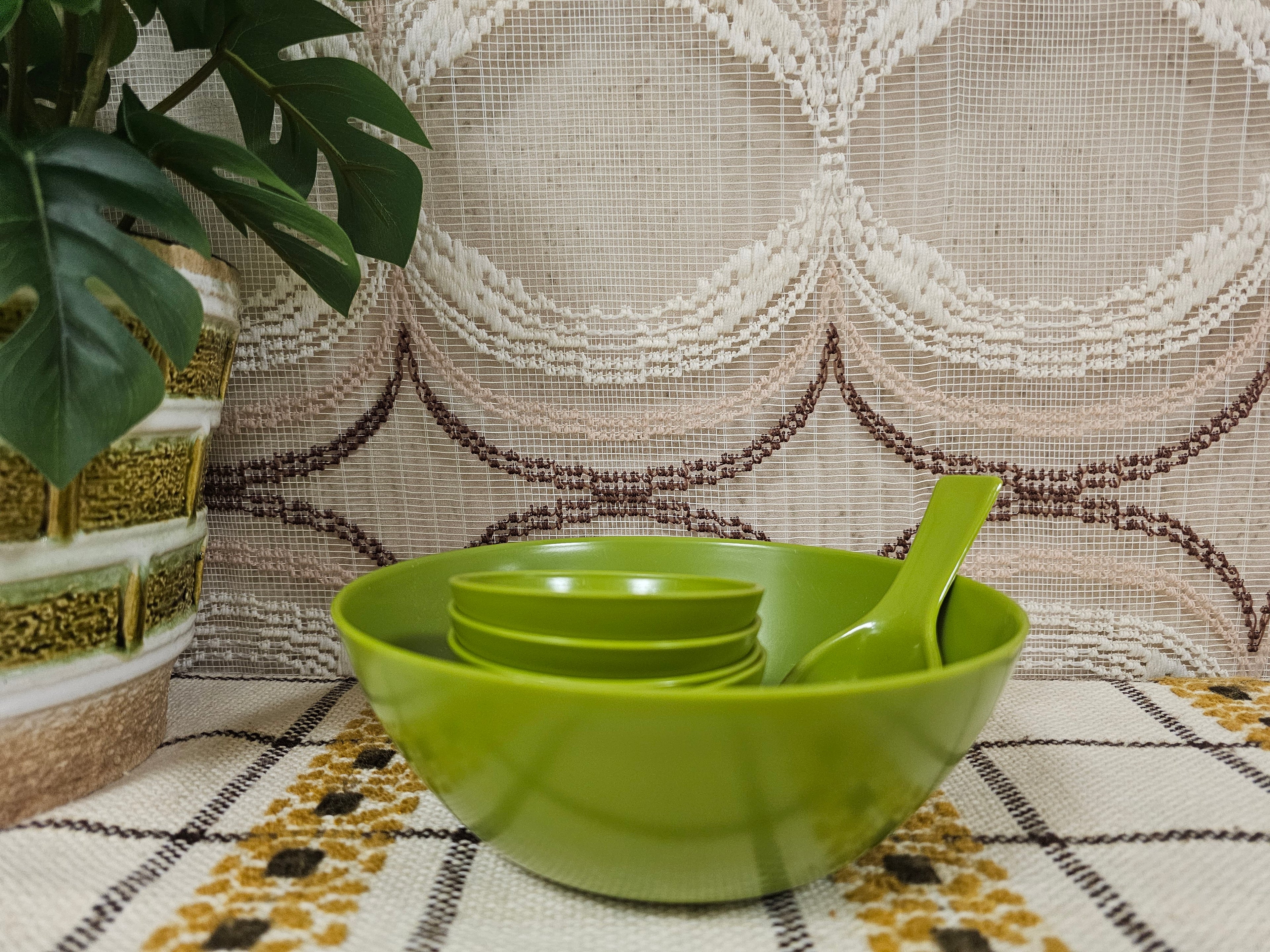 Vintage pindaset mosgroen  6 schaaltjes met lepel