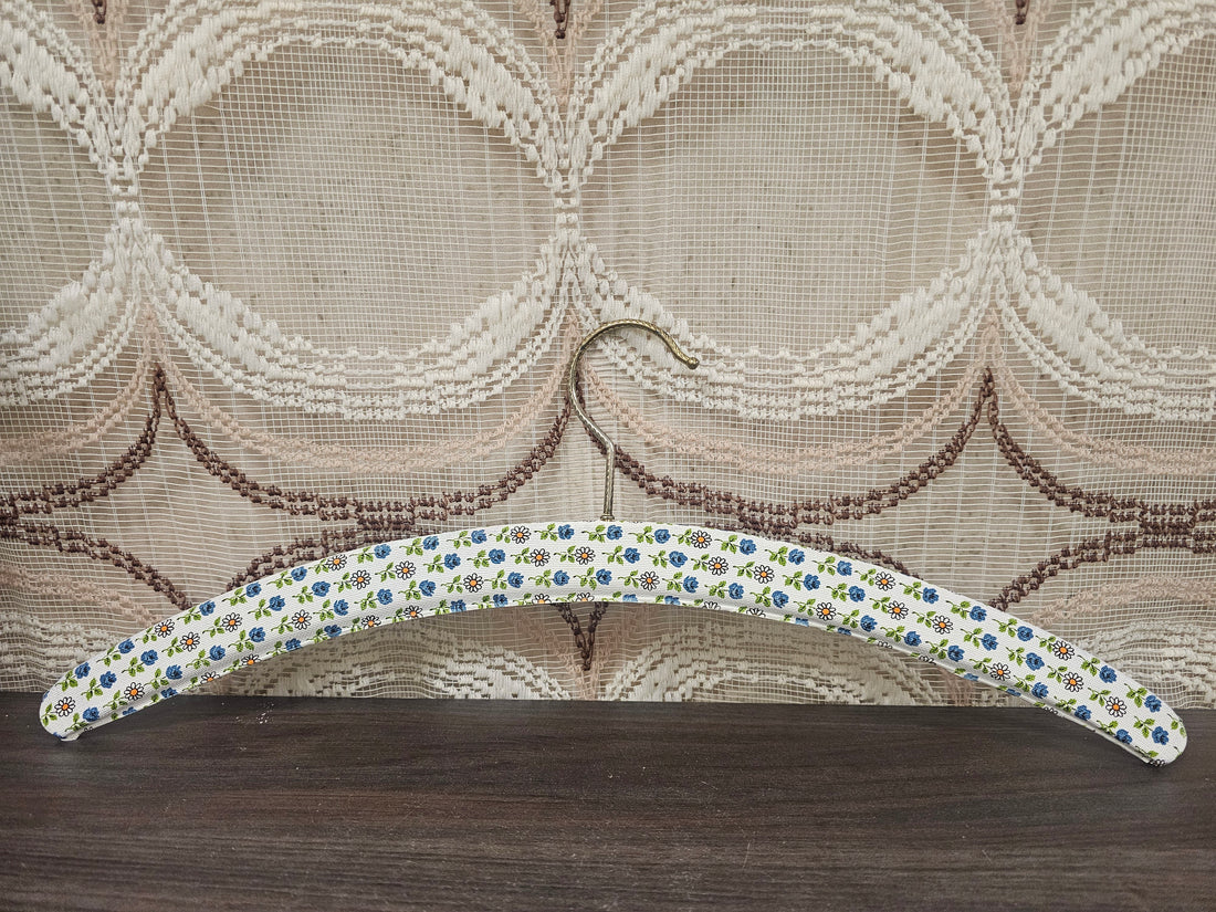 Vintage kledinghanger met blauwe bloemetjes