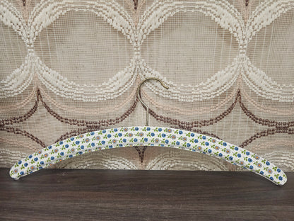 Vintage kledinghanger met blauwe bloemetjes