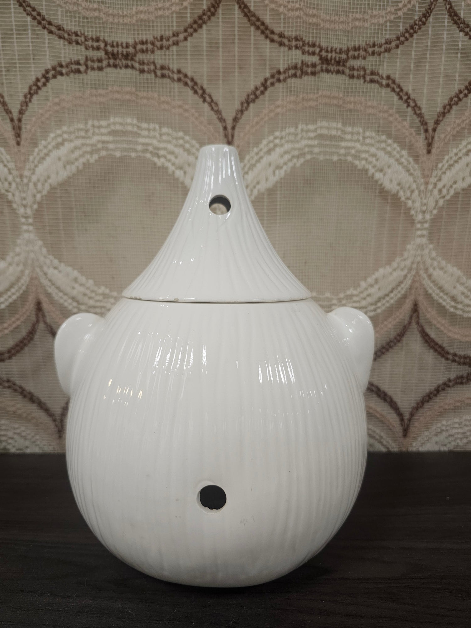 Witte keramieken uienpot jaren 80 | grote voorraadpot met gezicht