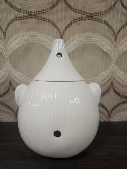 Witte keramieken uienpot jaren 80 | grote voorraadpot met gezicht