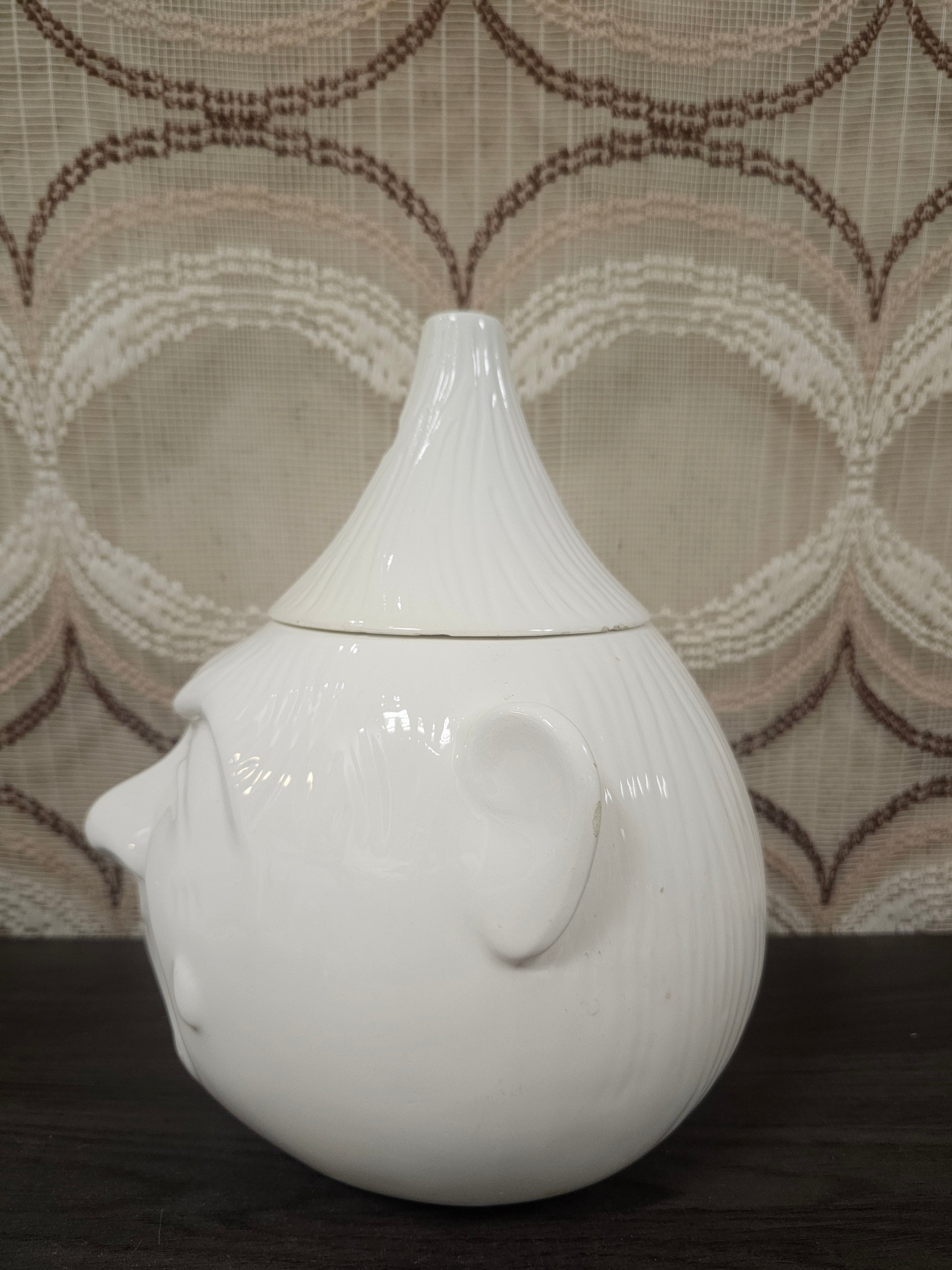 Witte keramieken uienpot jaren 80 | grote voorraadpot met gezicht