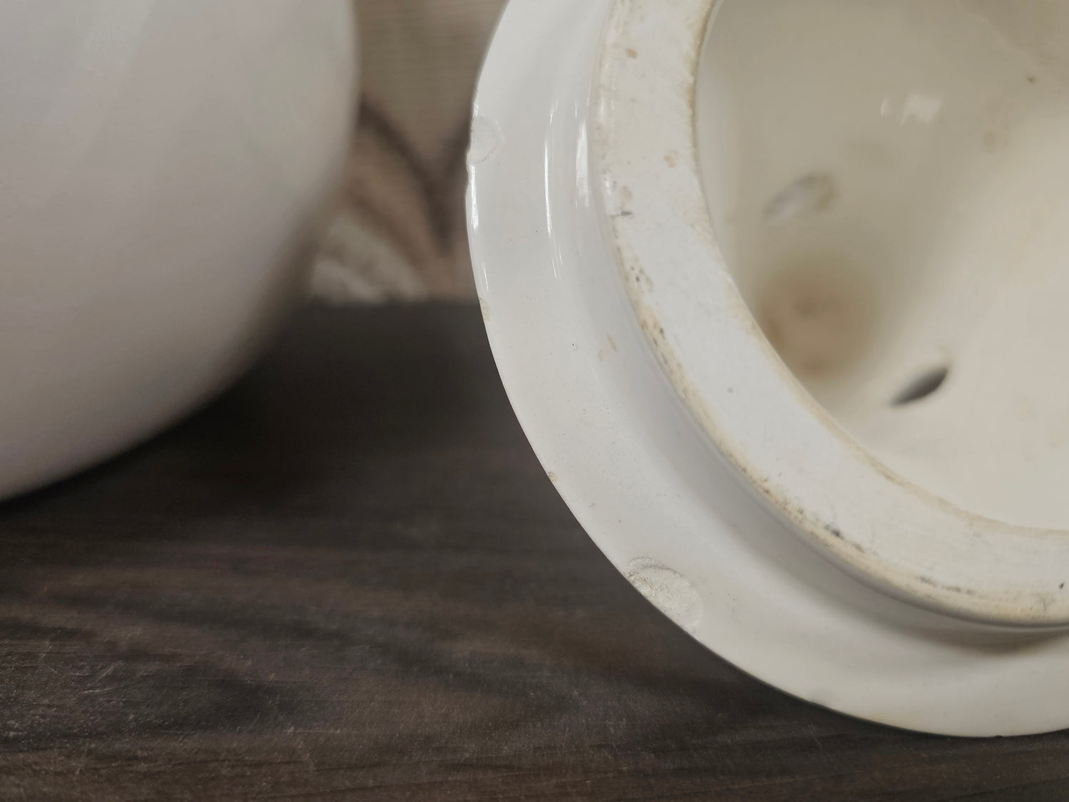 Witte keramieken uienpot jaren 80 | grote voorraadpot met gezicht