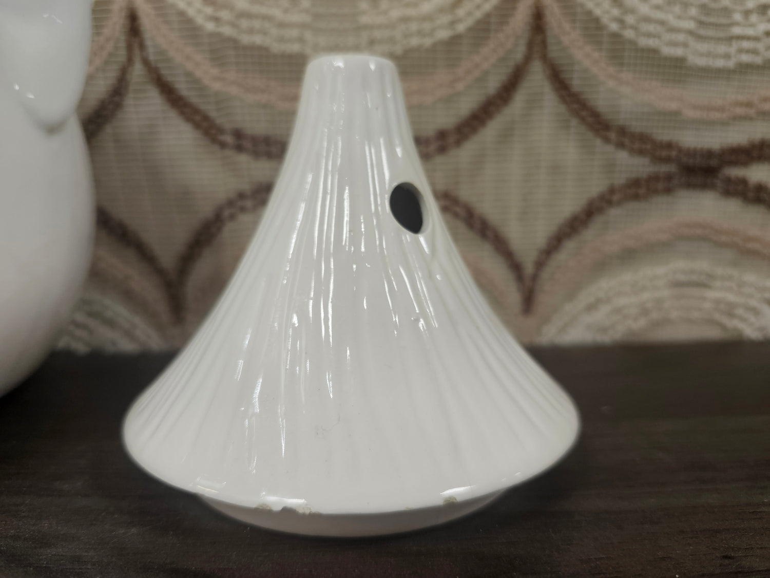 Witte keramieken uienpot jaren 80 | grote voorraadpot met gezicht