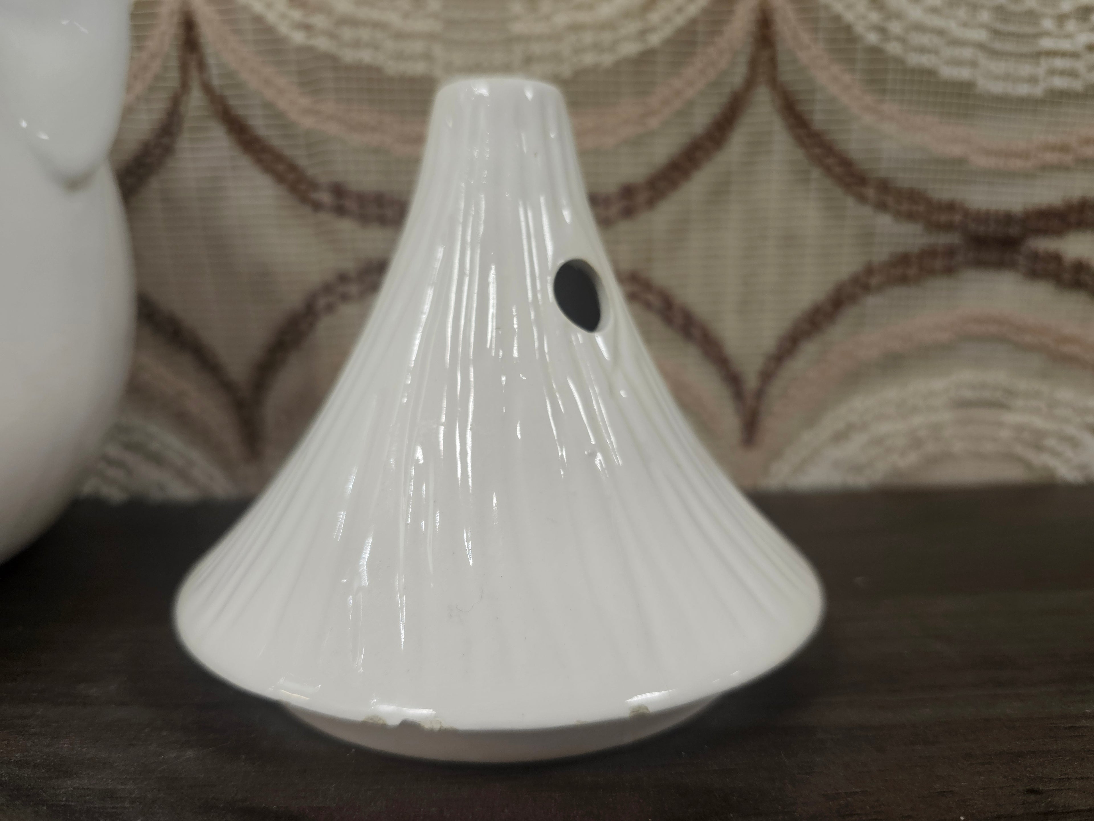 Witte keramieken uienpot jaren 80 | grote voorraadpot met gezicht