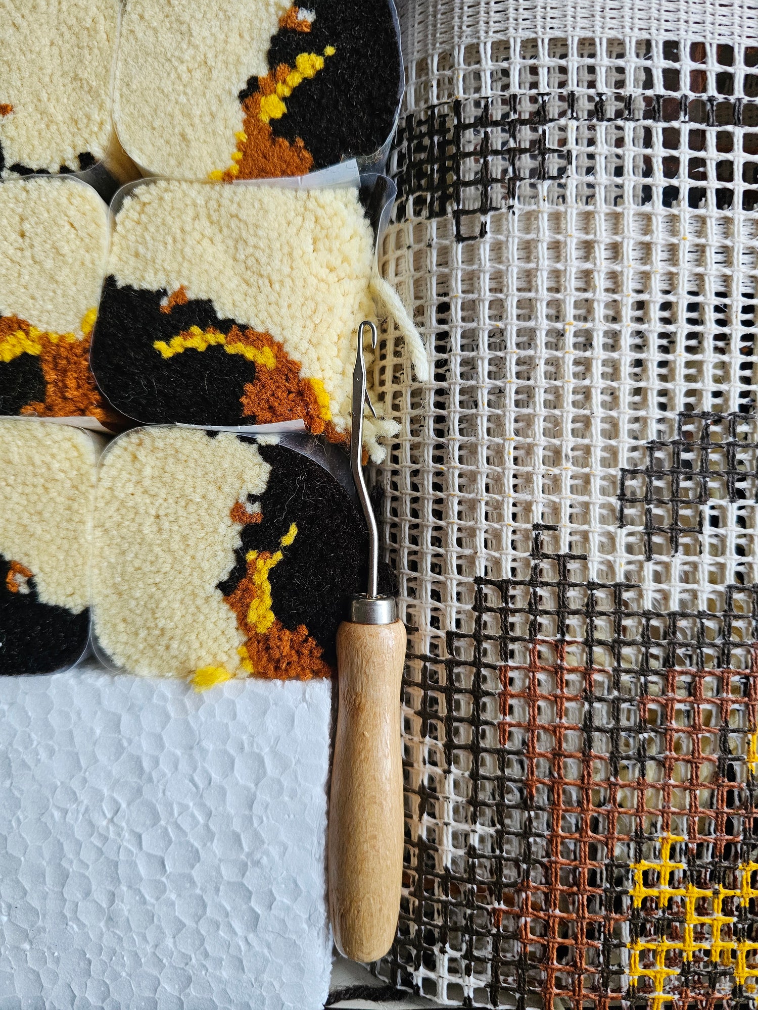 Smyrna knoopkussen bloemmotief wol vintage