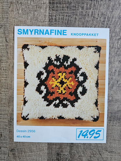 Smyrna knoopkussen bloemmotief wol vintage