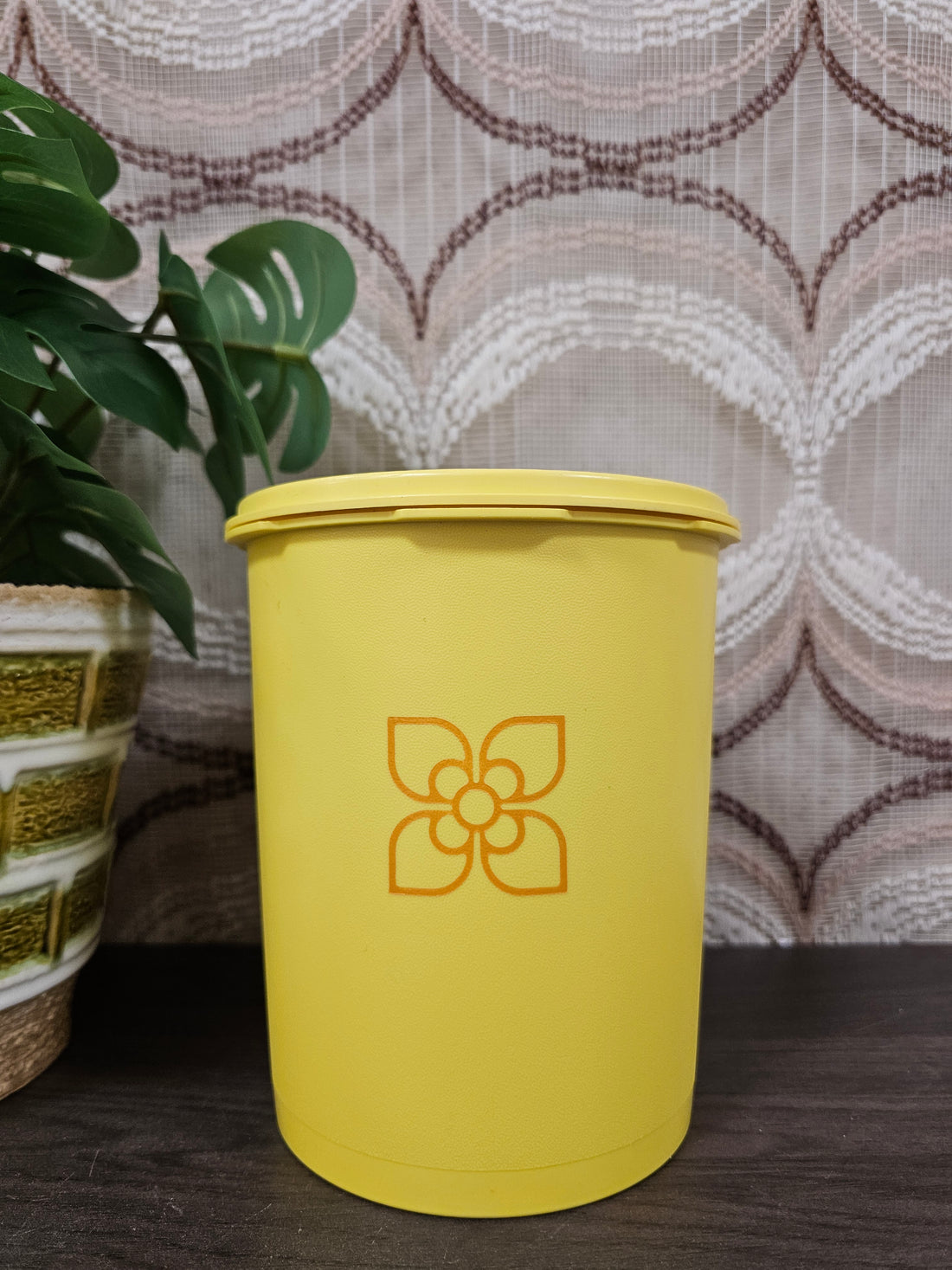 Tupperware voorraadbus geel met sterdeksel – Ø 13,5 cm x 17,5