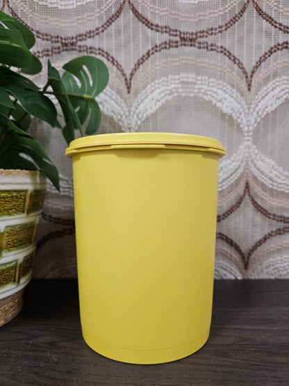 Tupperware voorraadbus geel met sterdeksel – Ø 13,5 cm x 17,5