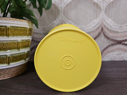 Tupperware voorraadbus geel met sterdeksel – Ø 13,5 cm x 17,5