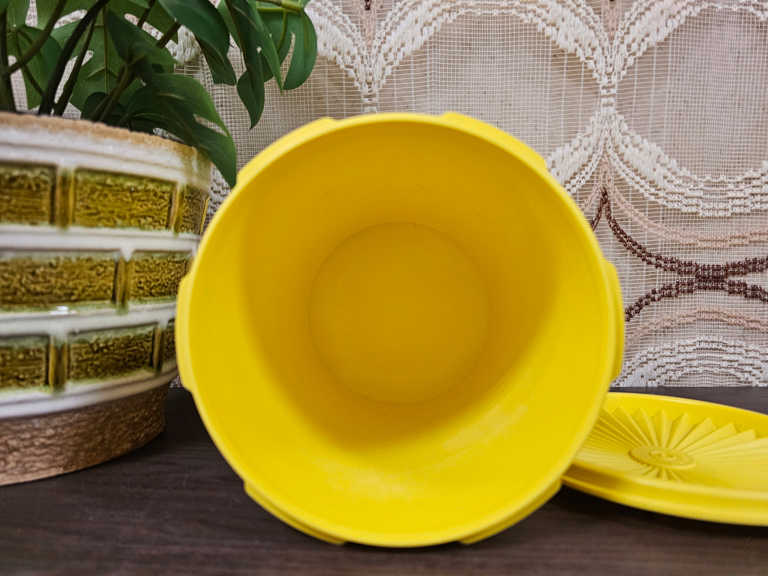 Tupperware voorraadbus geel met sterdeksel – Ø 13,5 cm x 17,5