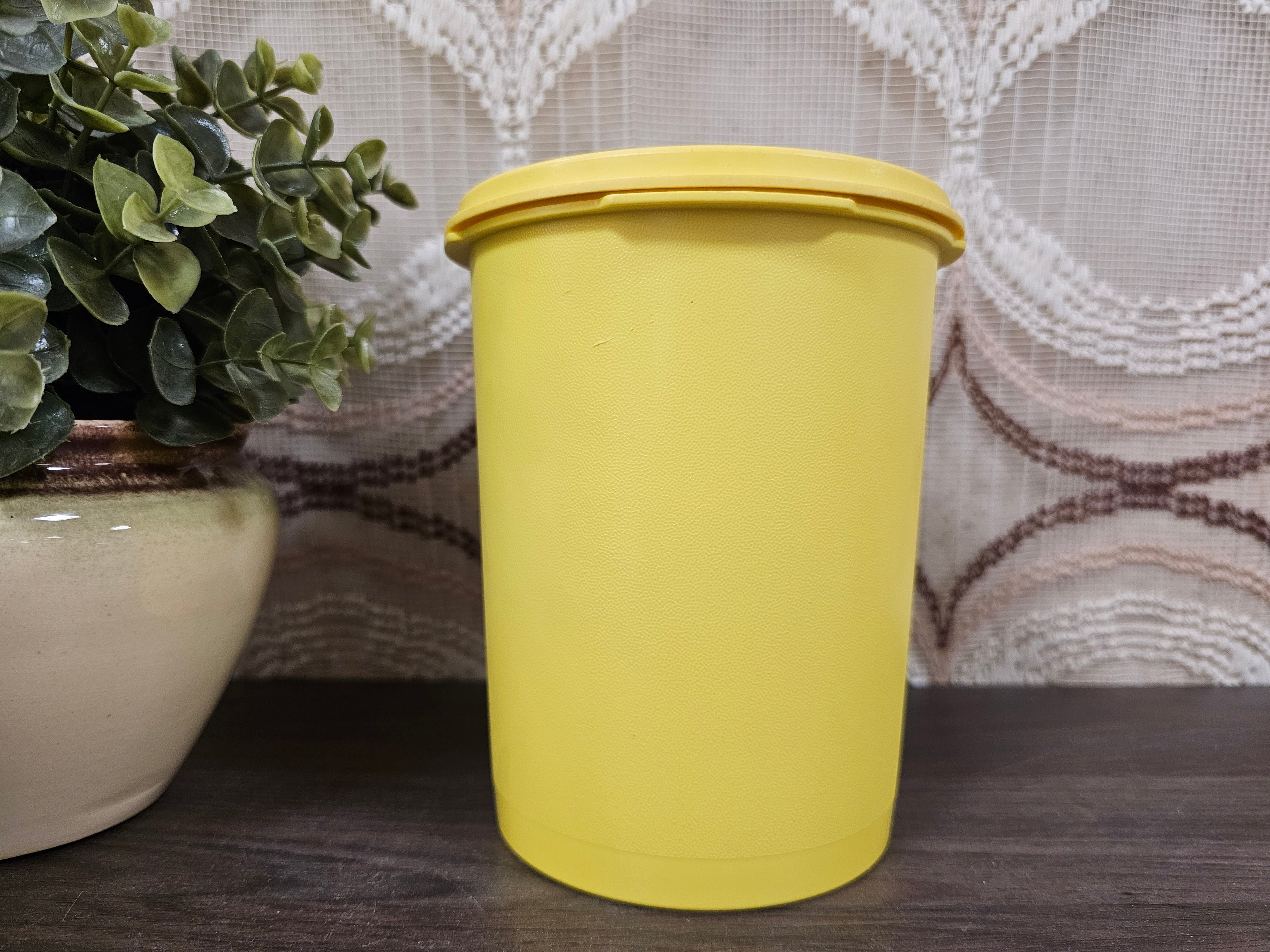 Tupperware voorraadbus geel met sterdeksel – Ø 11,5 cm x 15,5