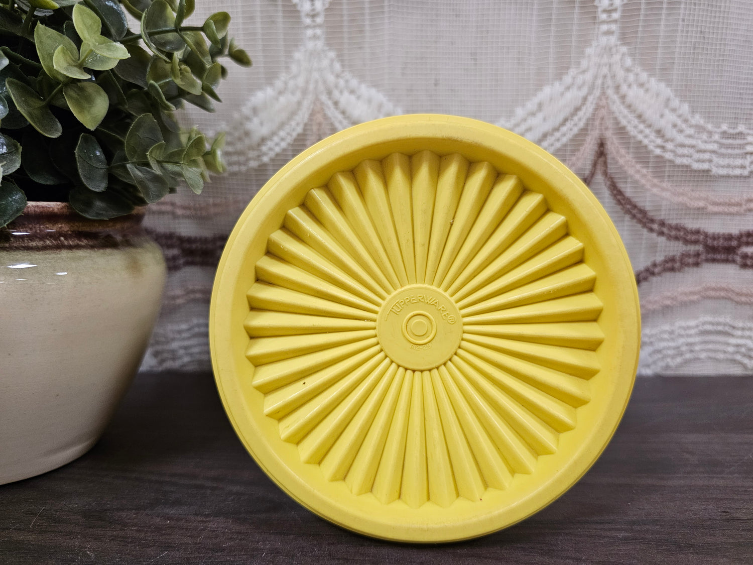 Tupperware voorraadbus geel met sterdeksel – Ø 11,5 cm x 15,5