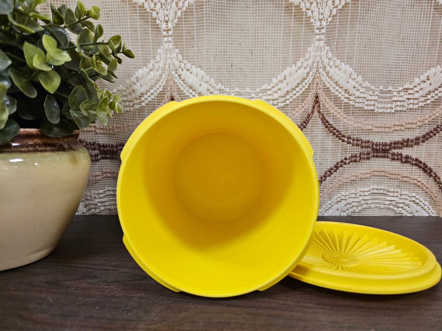 Tupperware voorraadbus geel met sterdeksel – Ø 11,5 cm x 15,5