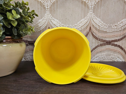 Tupperware voorraadbus geel met sterdeksel – Ø 11,5 cm x 15,5