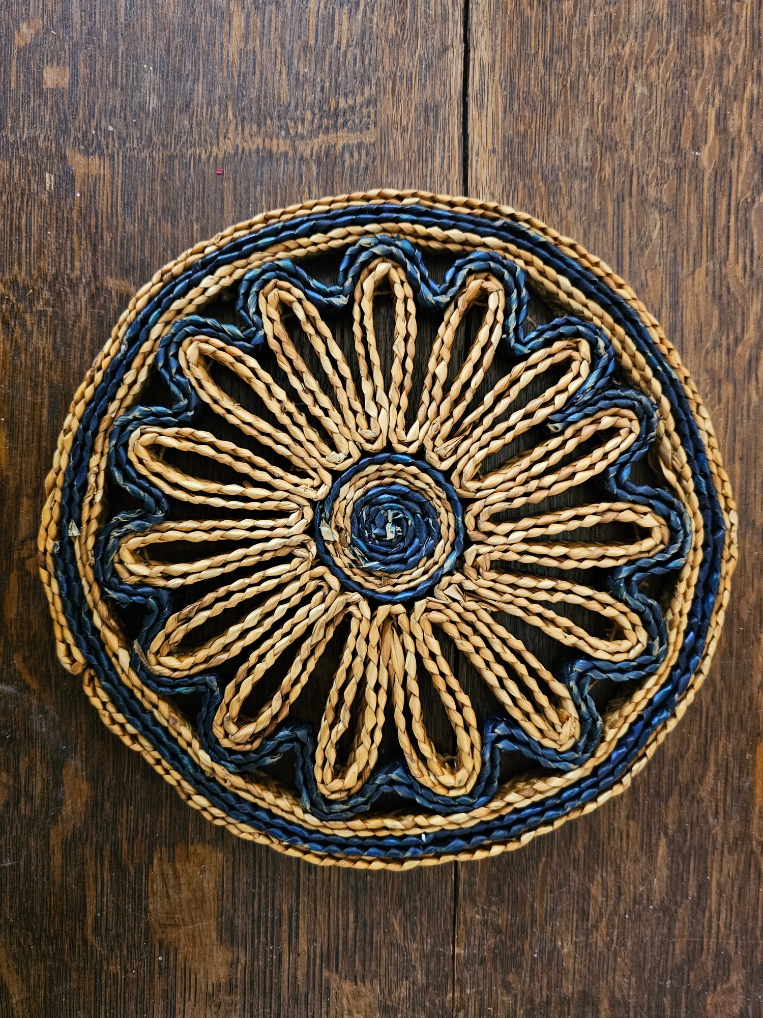 Raffia pannenonderzetter rond – blauw beige bloemmotief