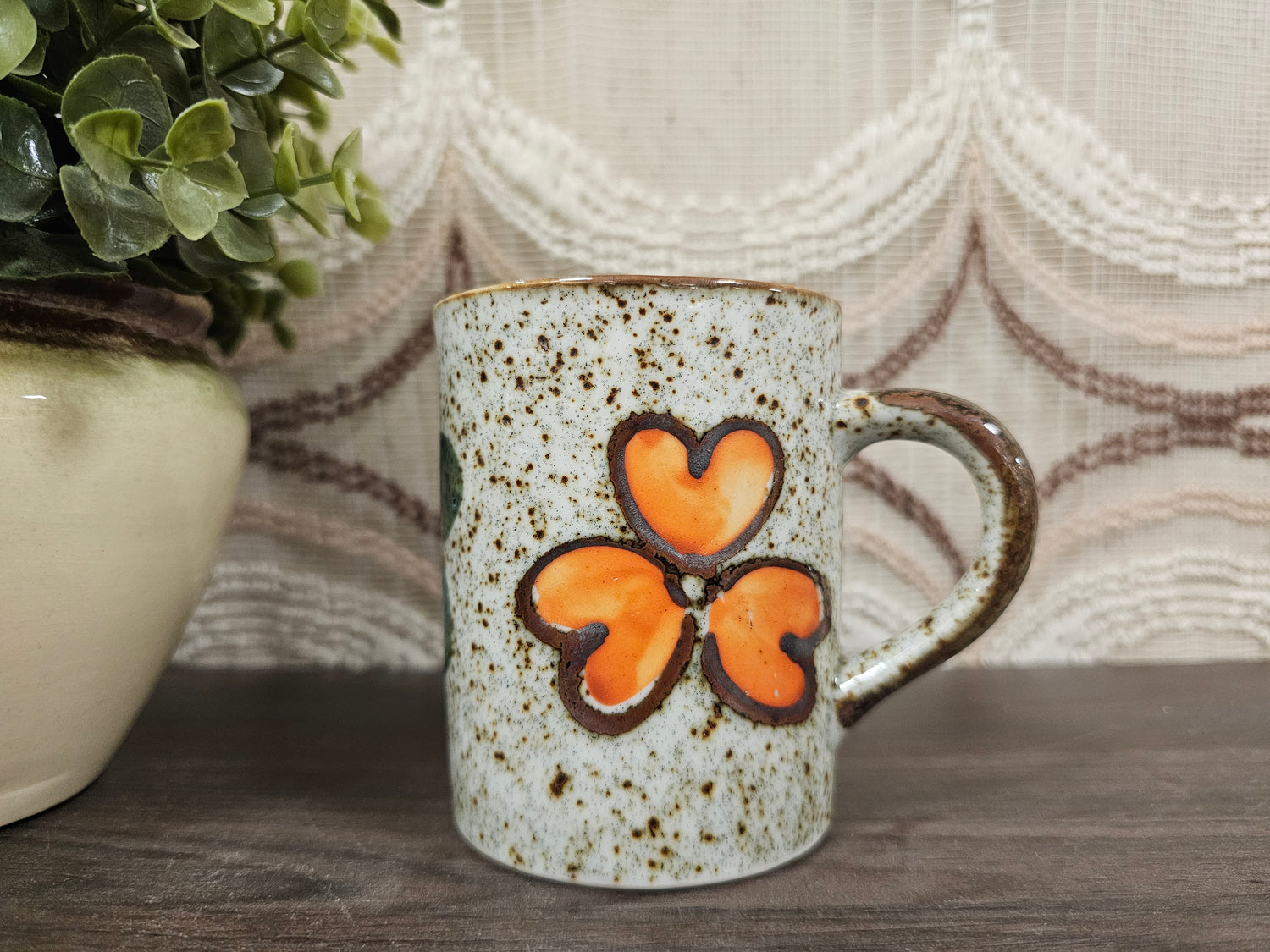 Vintage mok gespikkeld oranje bloemen &amp; groene bladeren 9,5 cm