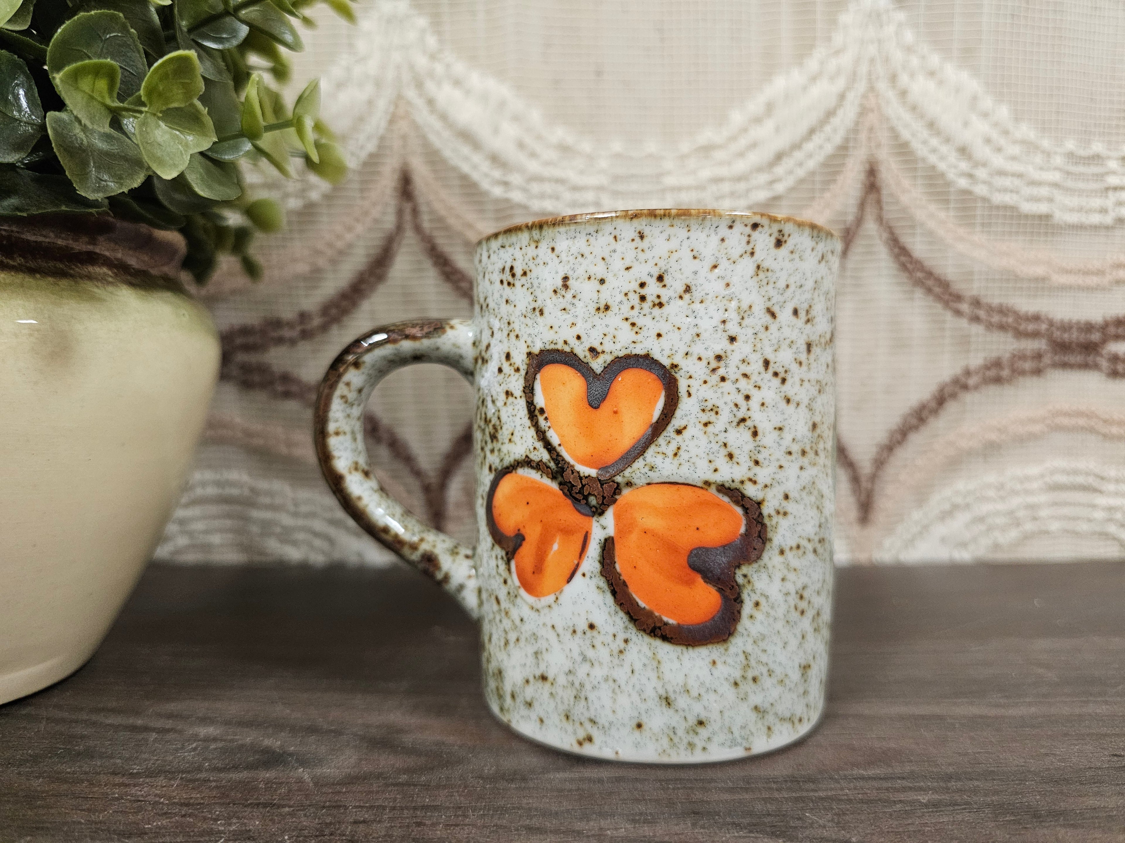 Vintage mok gespikkeld oranje bloemen &amp; groene bladeren 9,5 cm