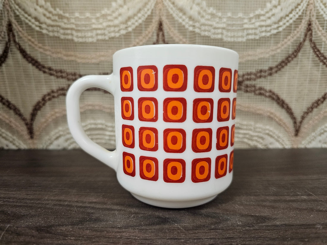 Vintage Arcopal mok oranje – geometrisch patroon
