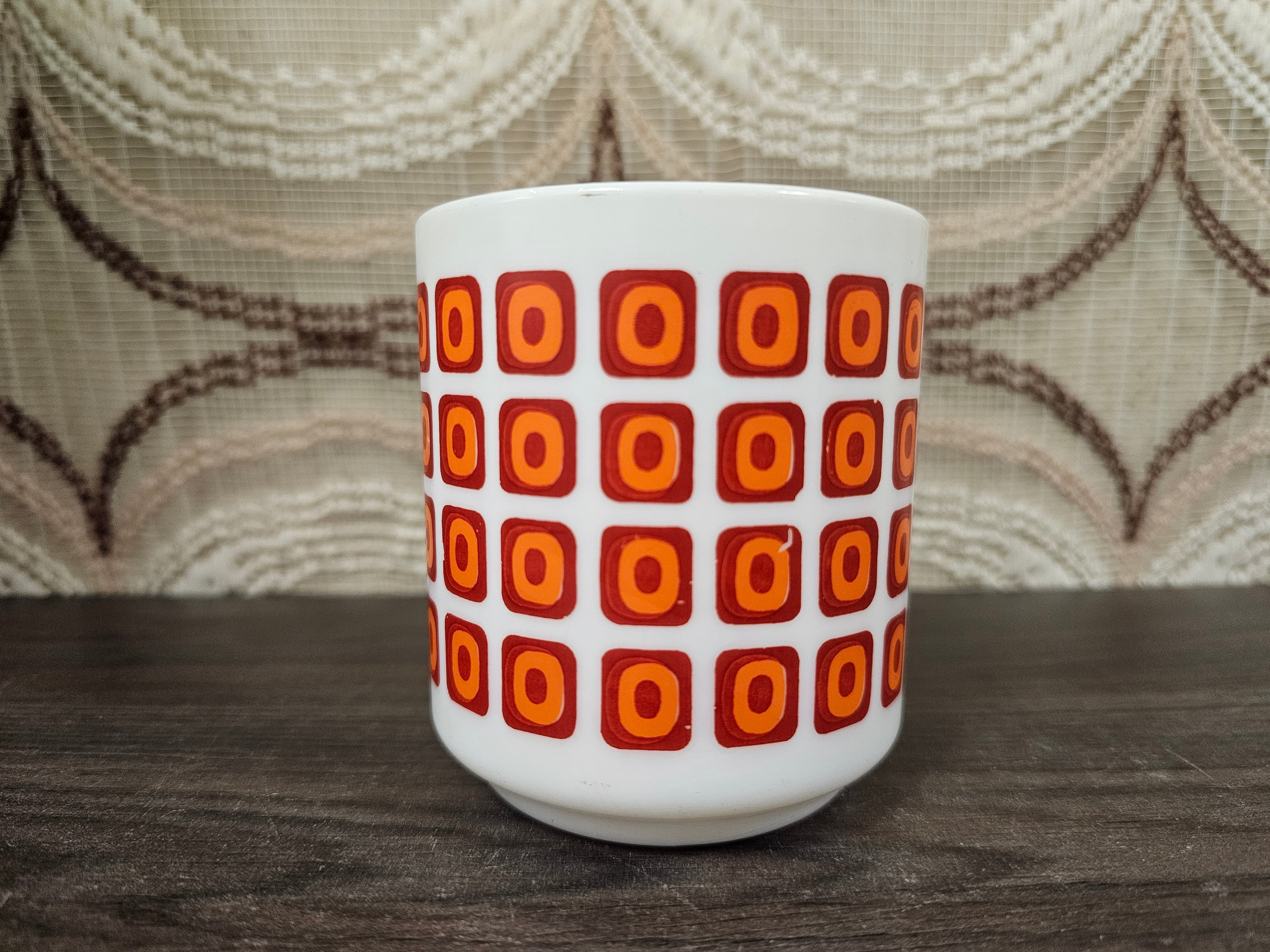 Vintage Arcopal mok oranje – geometrisch patroon