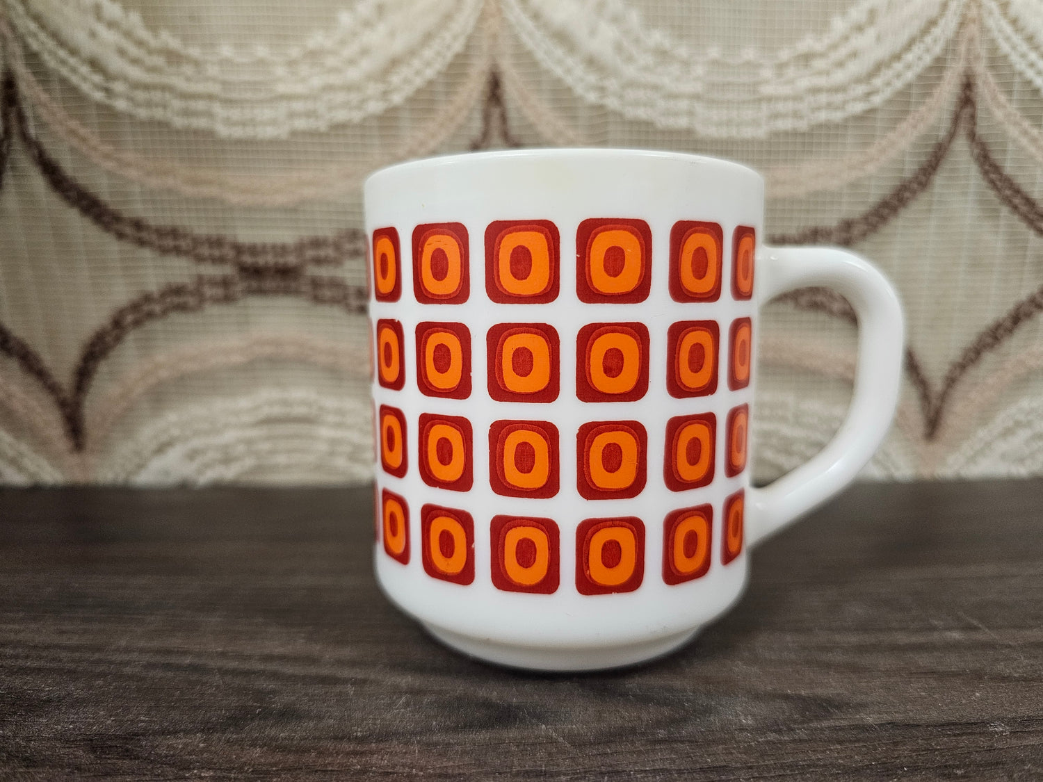 Vintage Arcopal mok oranje – geometrisch patroon