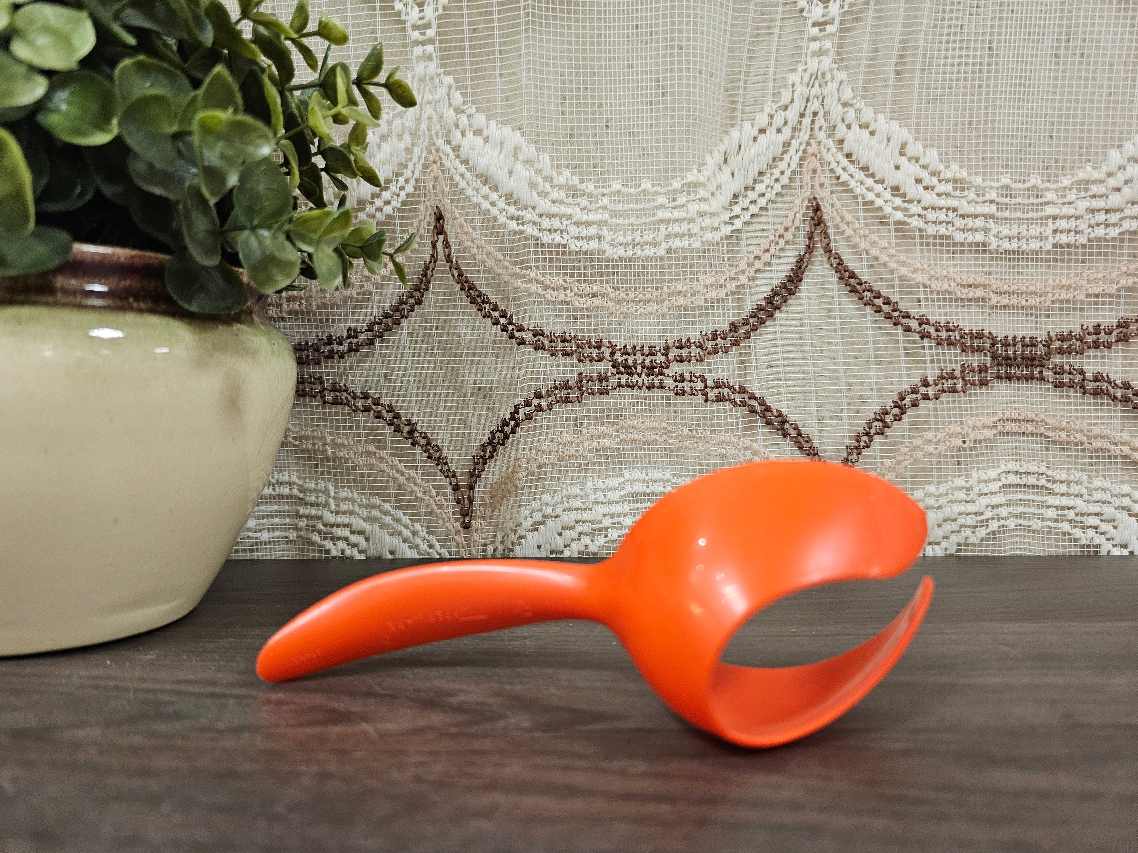 Tupperware eierlepel oranje vintage kunststof lepel