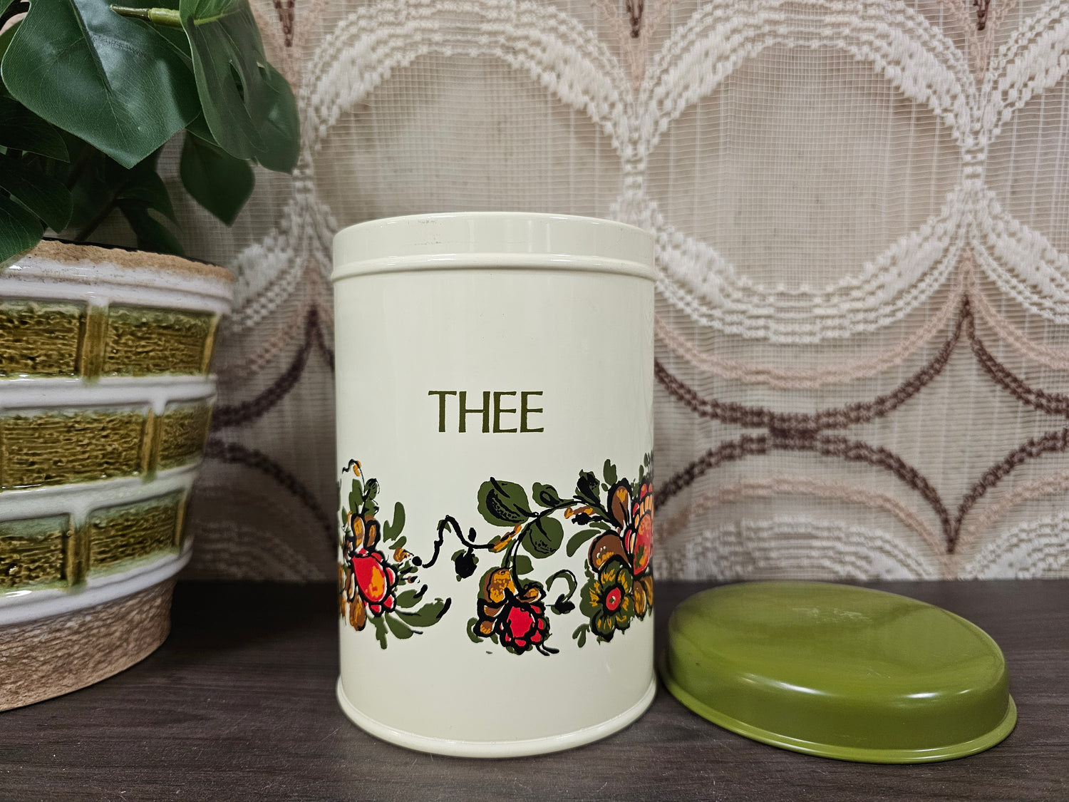 Vintage thee blik met bloemen