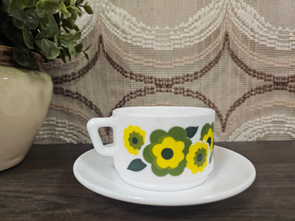 Arcopal Lotus kop en schotel geel groen bloemen vintage