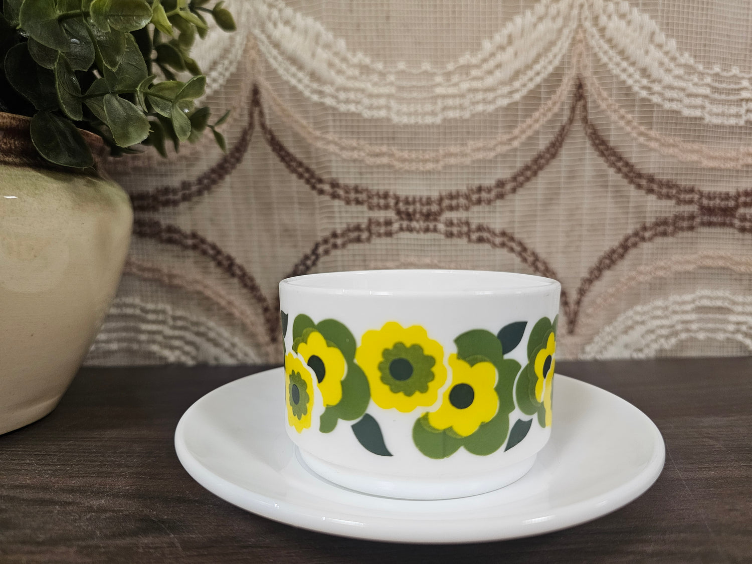 Arcopal Lotus kop en schotel geel groen bloemen vintage