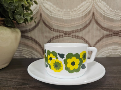 Arcopal Lotus kop en schotel geel groen bloemen vintage