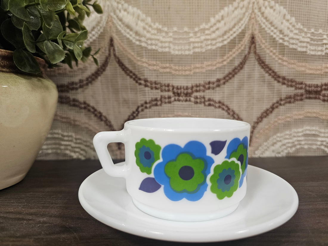 Arcopal Lotus kop en schotel blauw groen bloemen opaalglas vintage