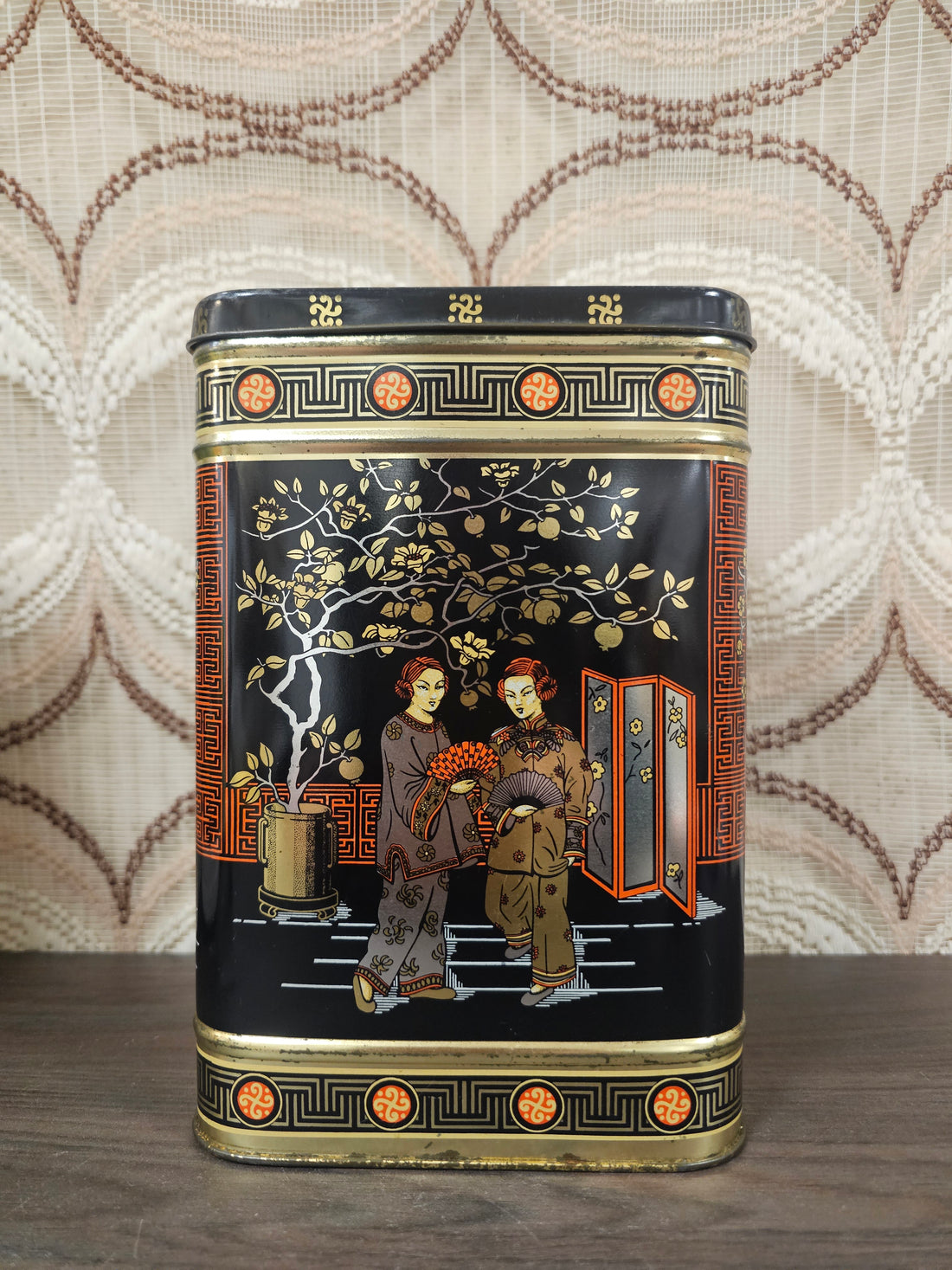 Chinees vintage theeblik met figuren 22 cm