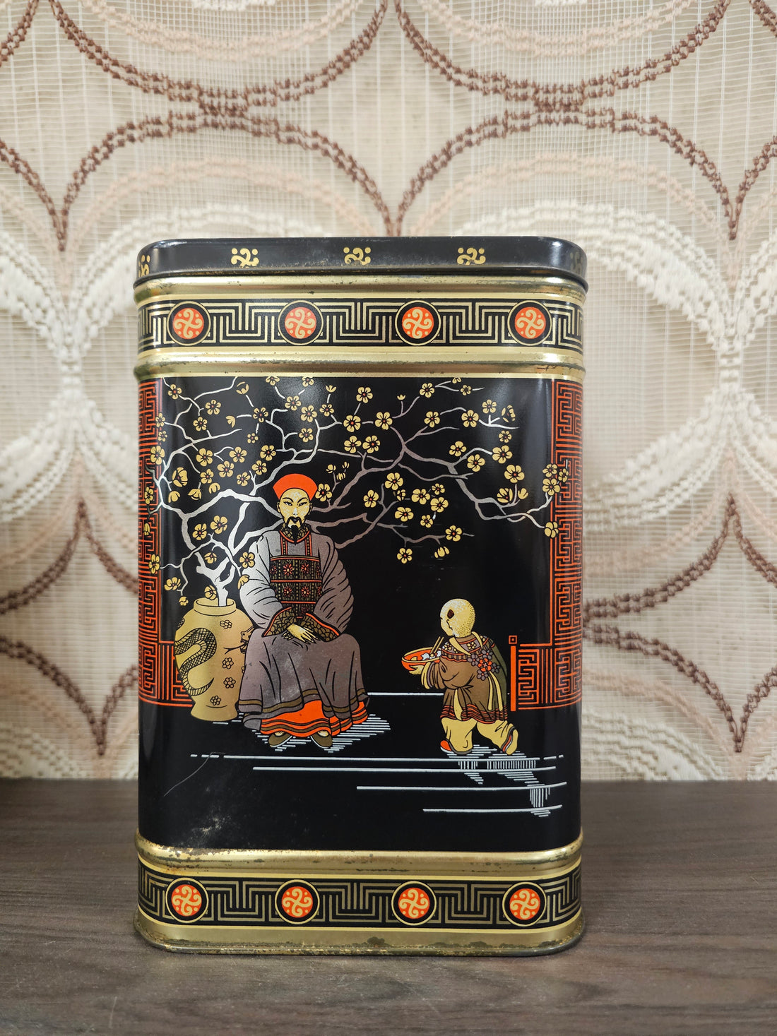 Chinees vintage theeblik met figuren 22 cm