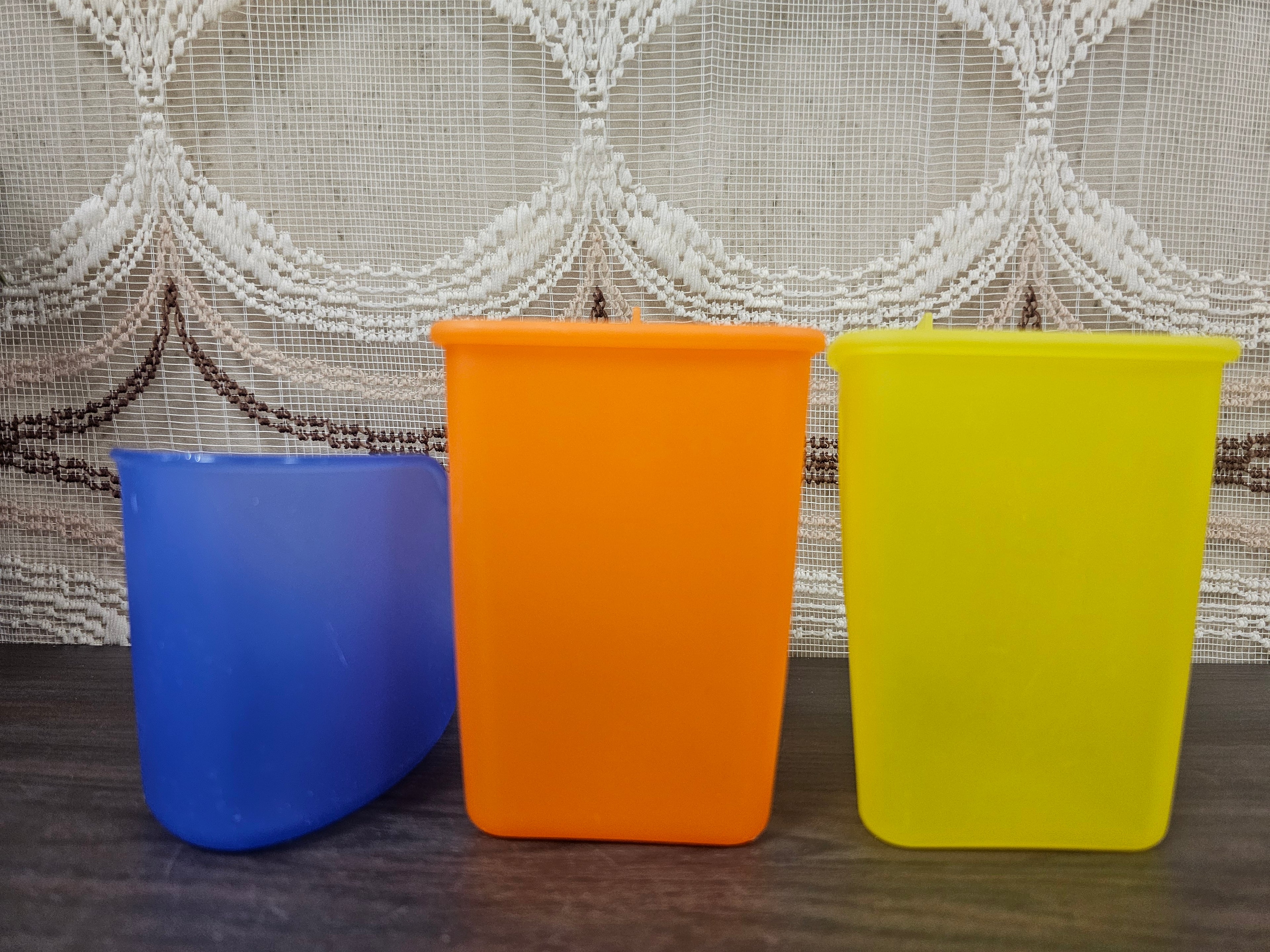 Tupperware roomstel geel oranje met blauwe houder