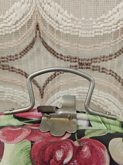 Theebeurs met fruitmotief en metalen knip