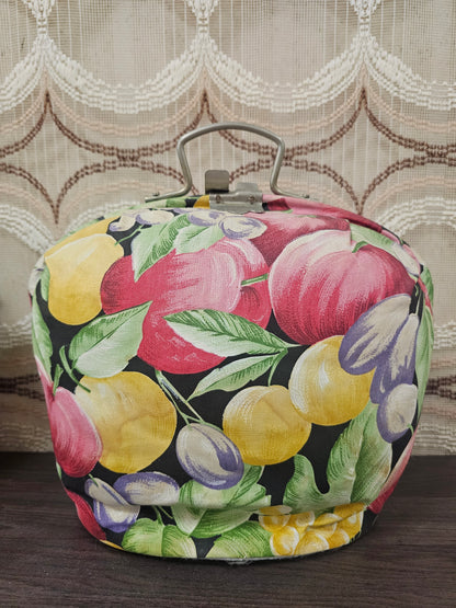 Theebeurs met fruitmotief en metalen knip