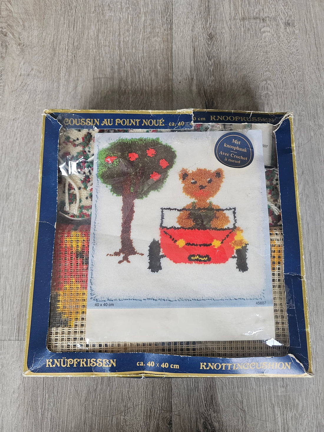 Knoopkussen pakket met smyrnawol beer in auto