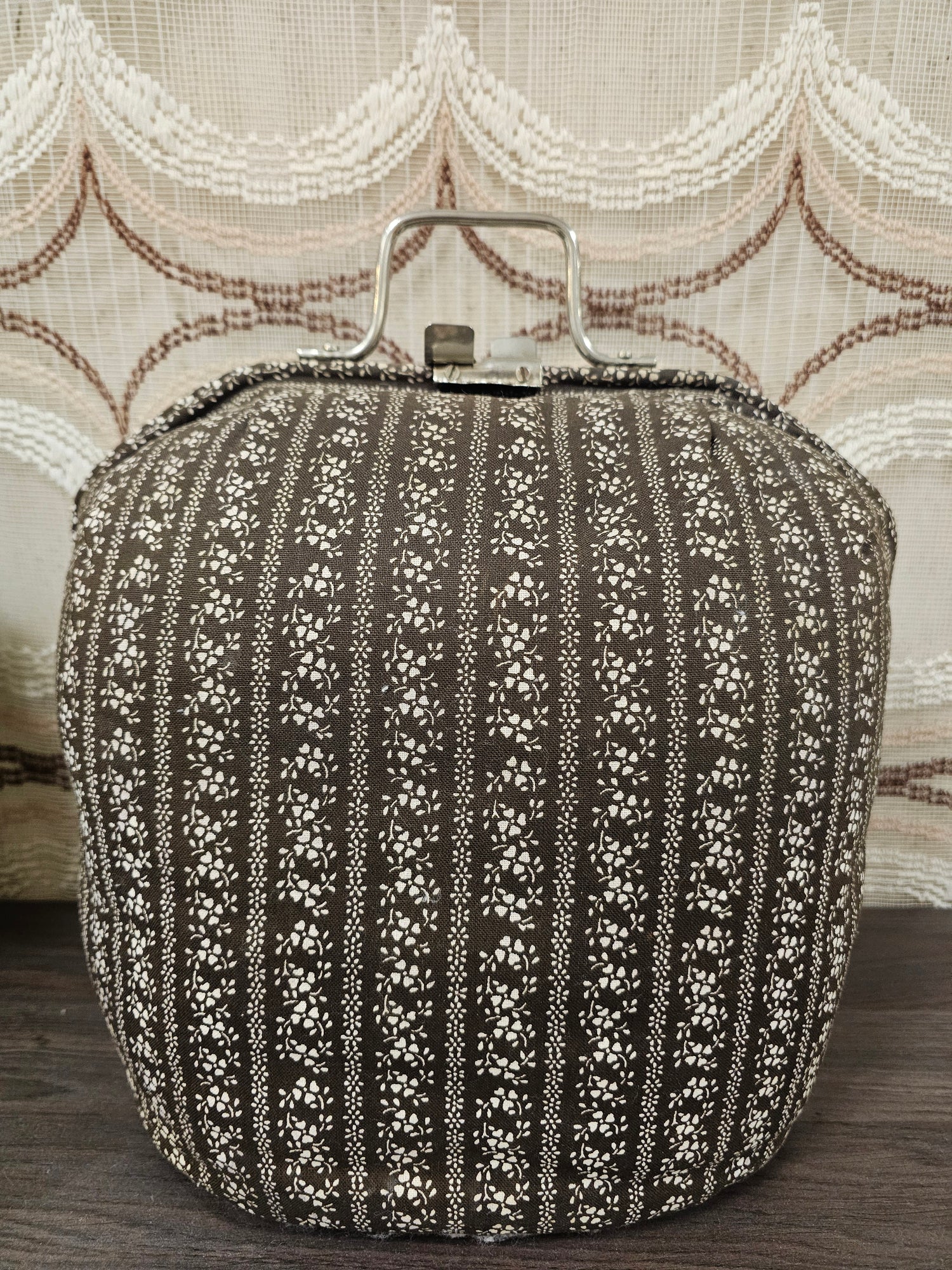 Vintage  theebeurs met knip – bruine stof met bloemenpatroon