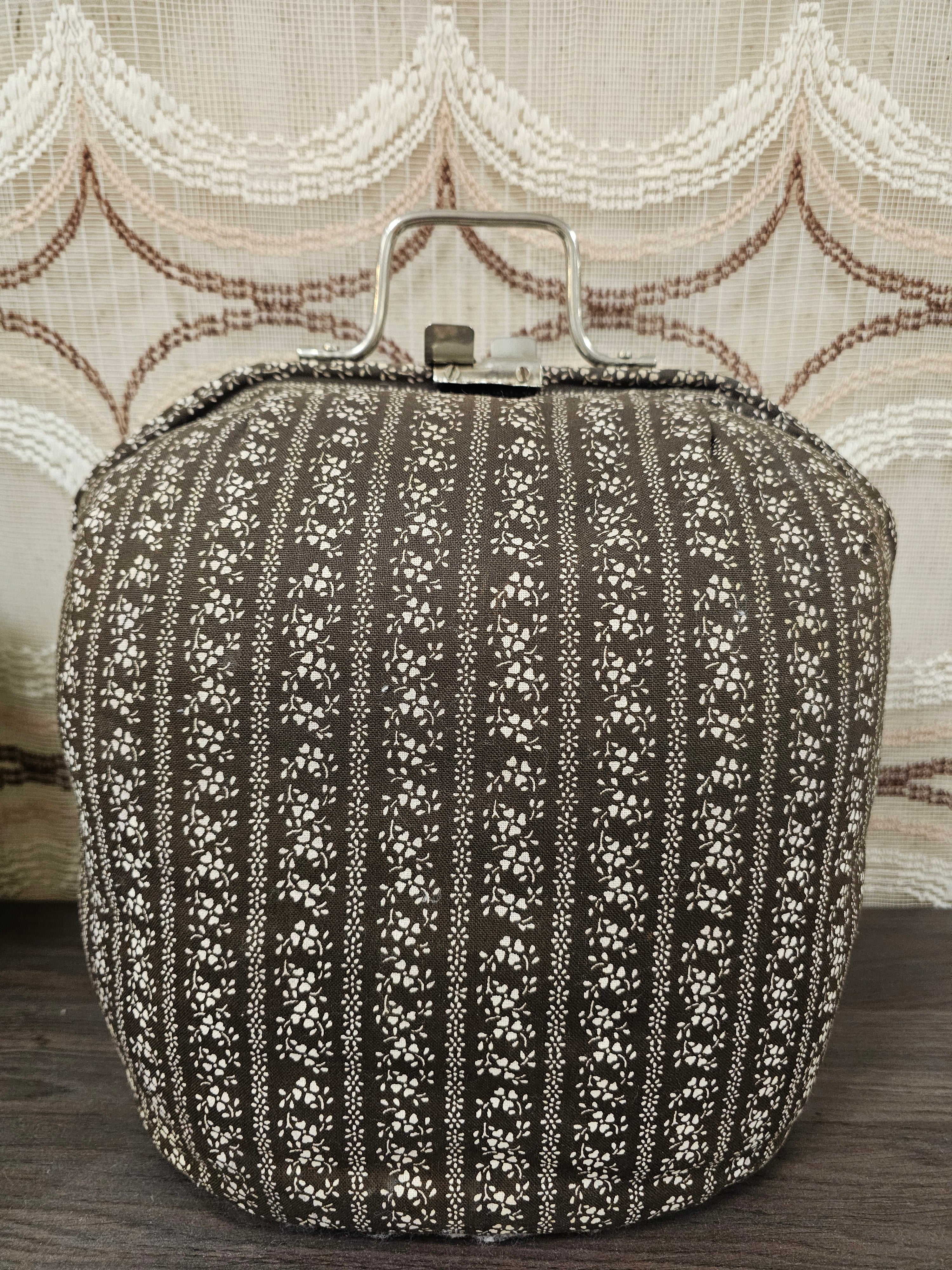 Vintage  theebeurs met knip – bruine stof met bloemenpatroon